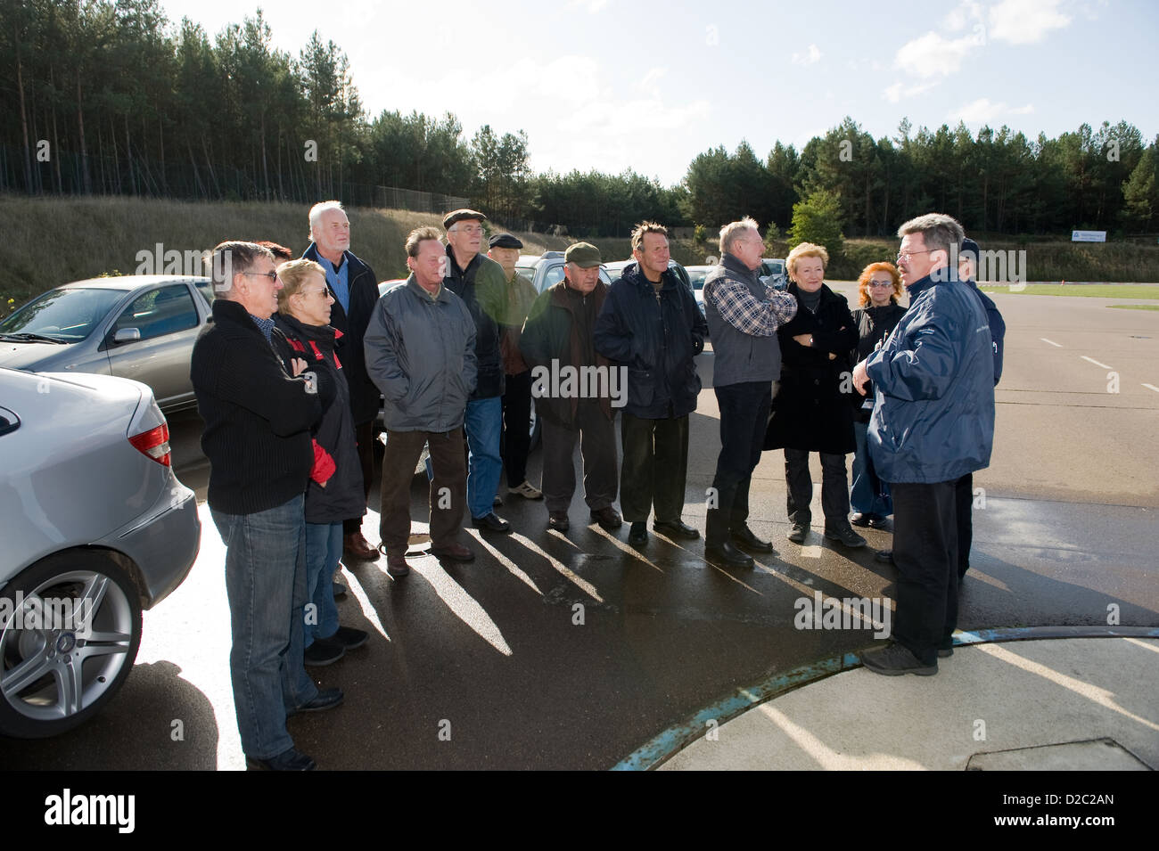 De Linthe, en Allemagne, les visiteurs dans la libre formation test ADAC Banque D'Images