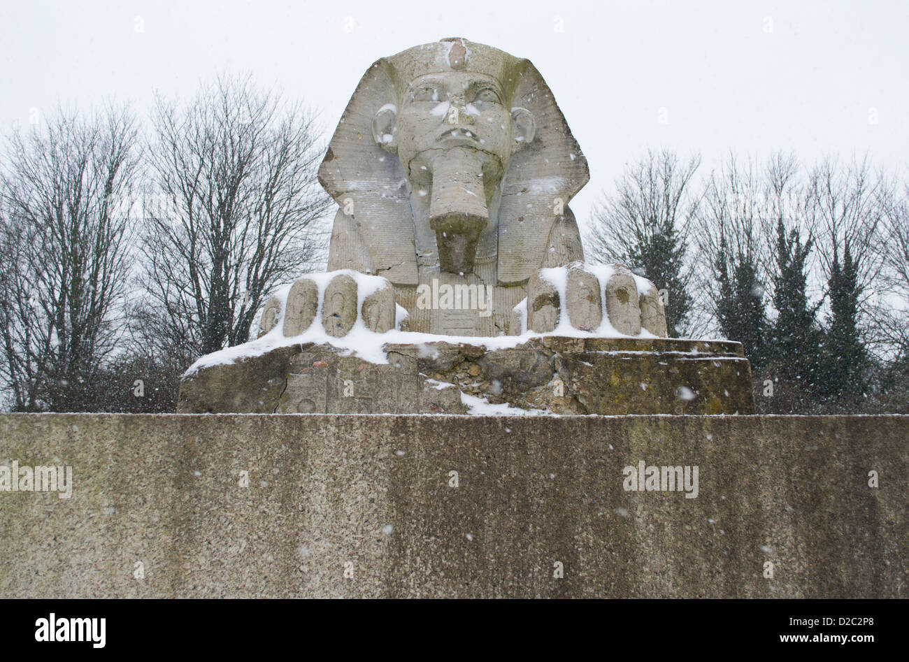 Sphinx de pierre couvert de neige dans la région de Crystal Palace Park Banque D'Images