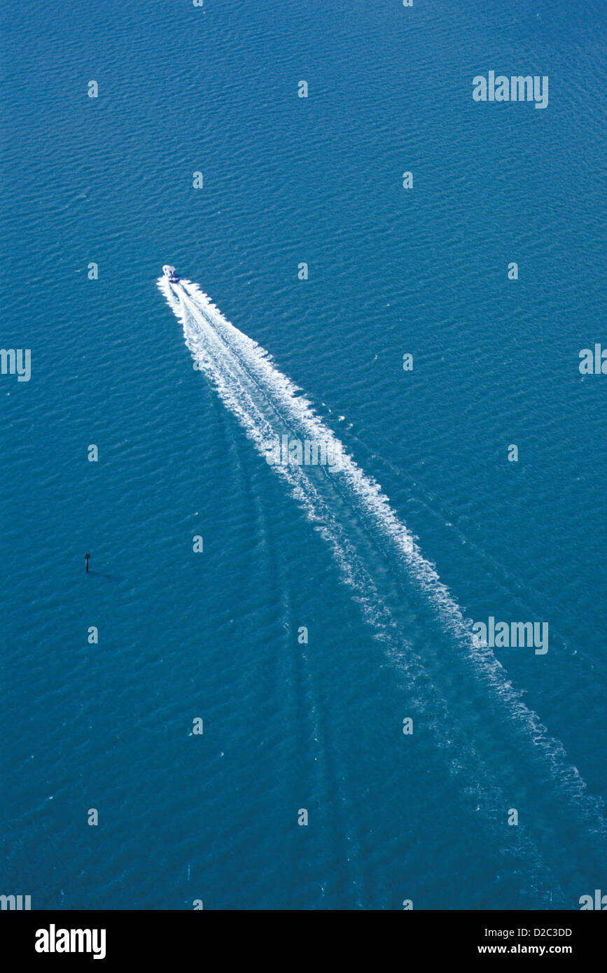 Vue aérienne de l'océan en bateau, laissant un long service Banque D'Images