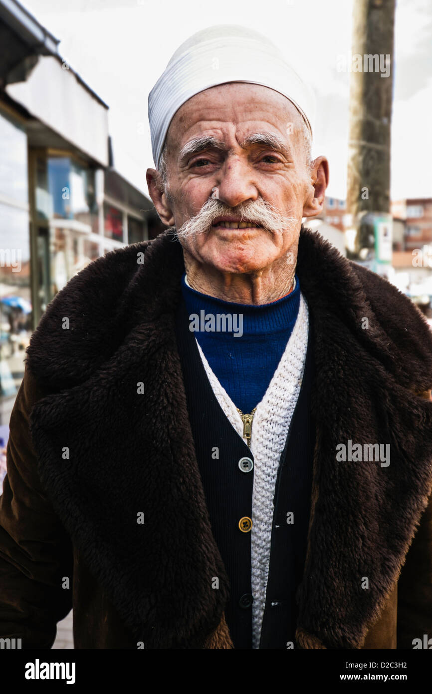 Portrait d'ancien homme Kosovar avec moustache blanche et chapeau traditionnel bazar à Pristina, Kosovo Banque D'Images