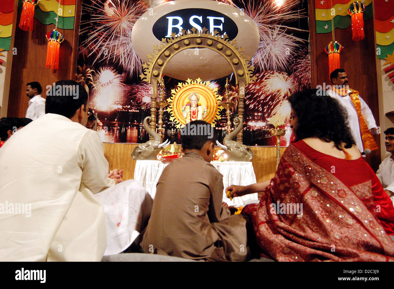 L'Inde. Mumbai. L'exécution de la famille Laxmi Pooja (déesse de la richesse) Pendant Diwali Festival. Banque D'Images