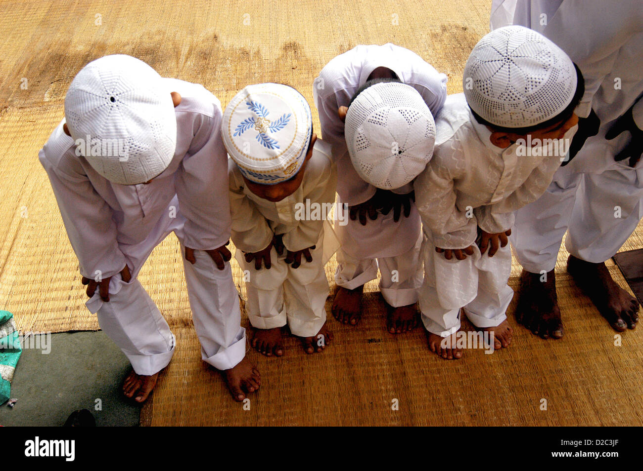 L'Inde. Le Maharashtra, Mumbai. Les enfants musulmans en prière Banque D'Images