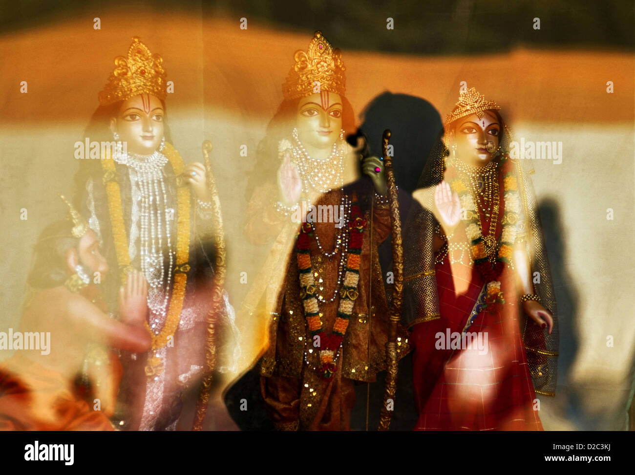 Un dévot de Krishna Seigneur Isckon passe par une image de Ram, Sita et Laxman maintenant à Bombay Mumbai, Maharashtra, Inde. Banque D'Images