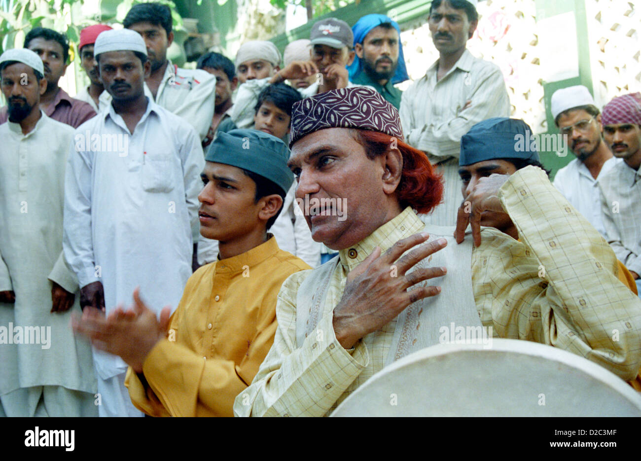 Chanteurs chanter Qawaali Kalam Soufi chaque année des sessions de 10 jours de célébration Anniversaire Urs-Sharif la mort de marquage érudit islamique Banque D'Images