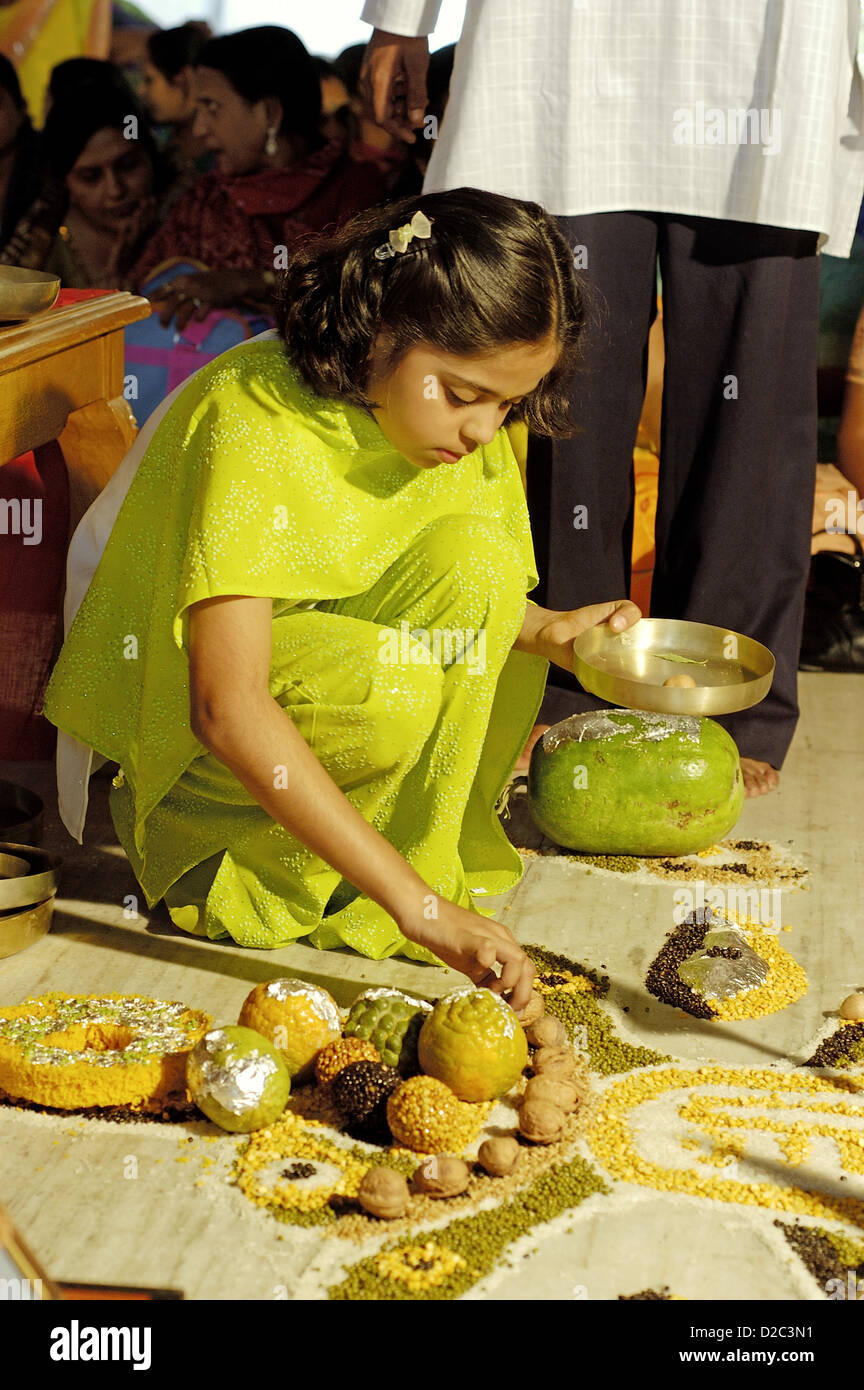 Girl offrant des fruits sur Prière spéciale par Jain communauté religieuse en Inde Banque D'Images