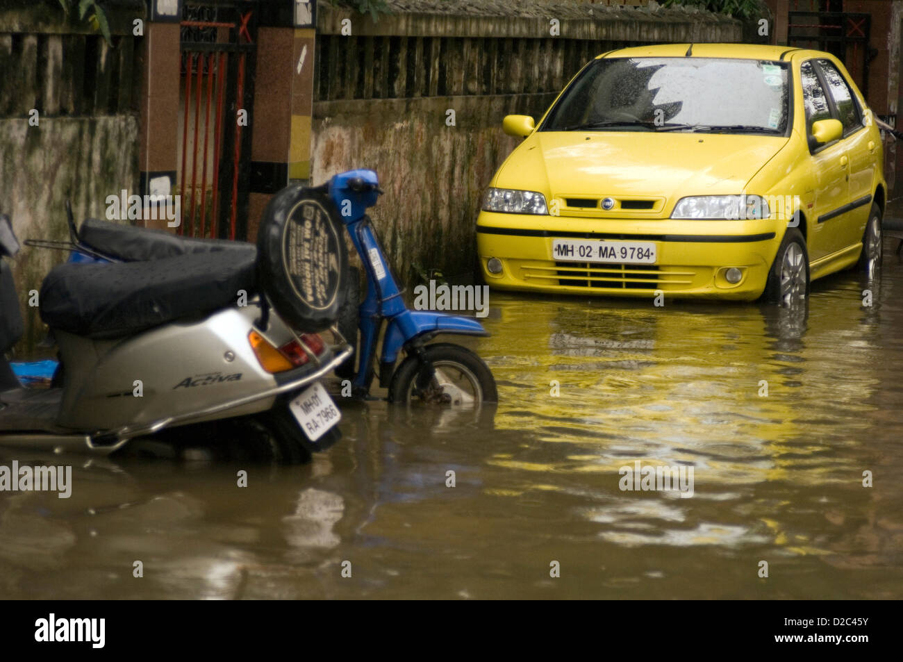 Record du monde de la mousson à Bombay pluie maintenant Mumbai Maharashtra Inde montrant deux Voiture Couleur Jaune Scooter submergés dans l'eau inondation Banque D'Images