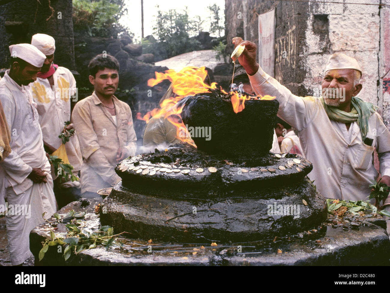 Offrant une flamme d'huile Temple Khandoba dévots Garder Flamme tout au long de la journée ; signifiant Festival rituel Jejuri Maharashtra Banque D'Images