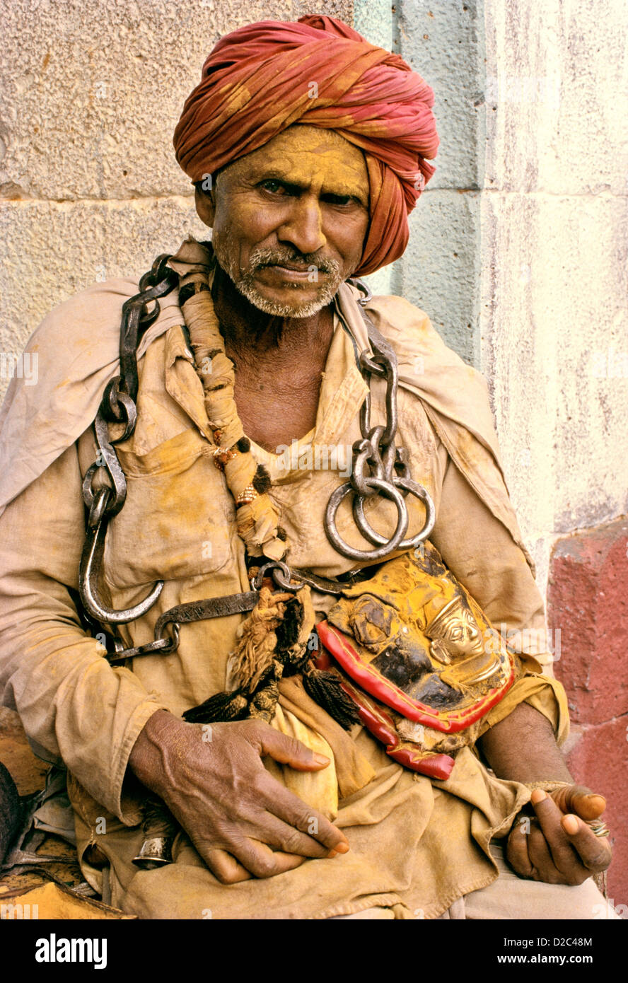 La face enduite Khandoba dévot jaune Poudre de curcuma Heavy Metal chaîne autour du cou Jejuri Maharashtra Inde Banque D'Images