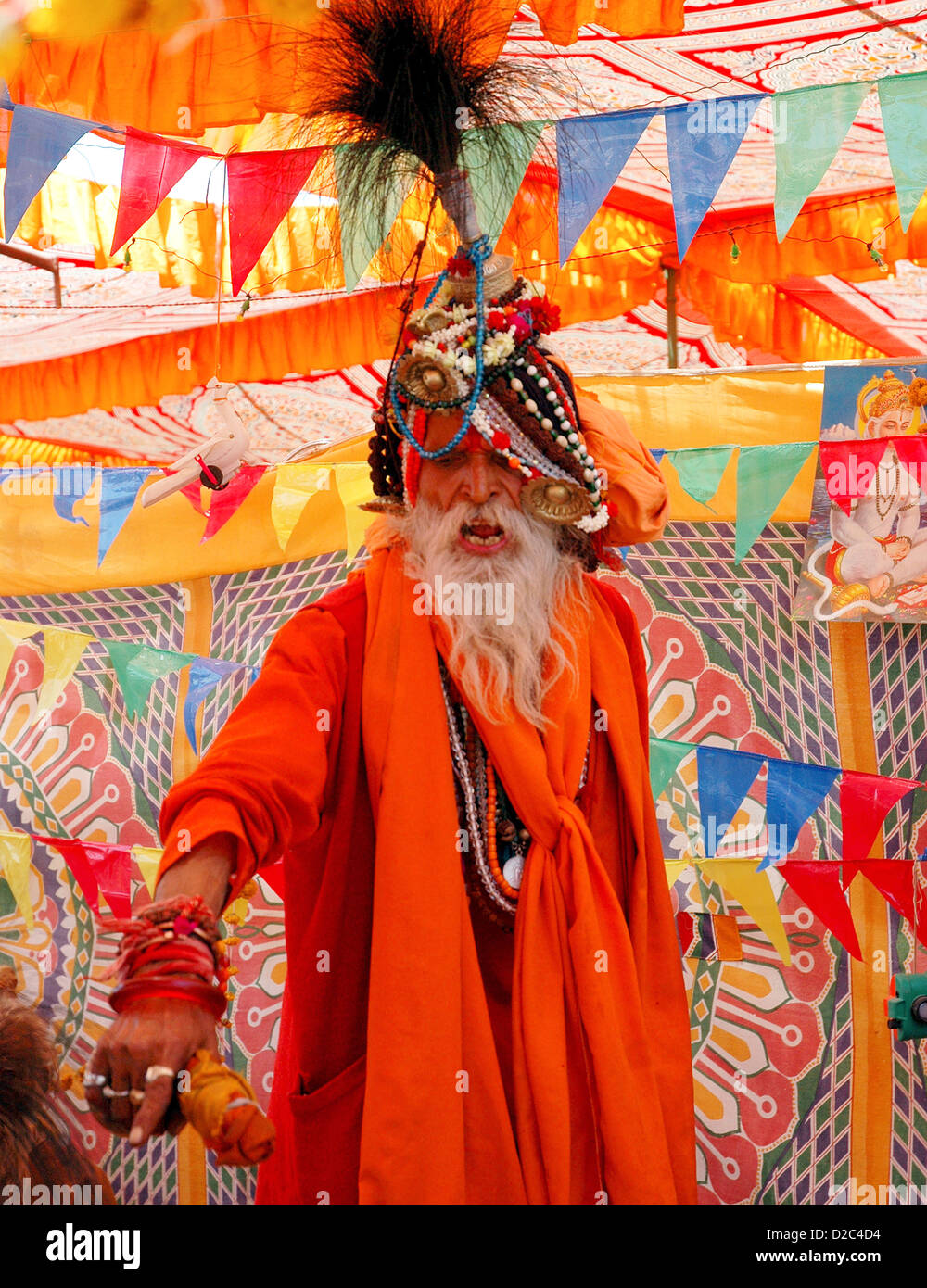 Prêtre indien Sadhu danser et chanter des chants religieux Bhajan Inde Banque D'Images