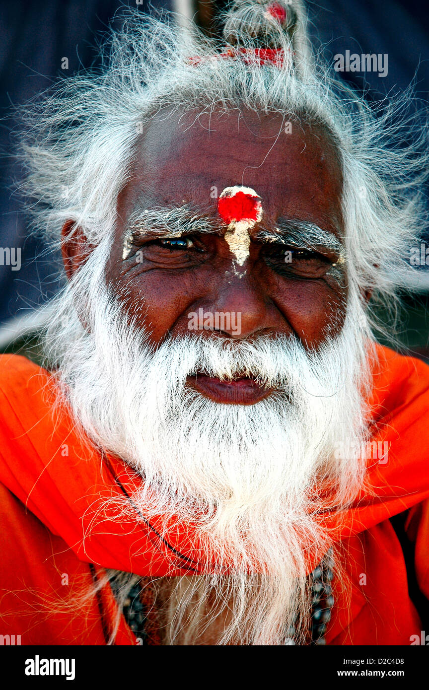 Prêtre indien avec des cheveux blancs Beard écharpe rouge et Tilak Sur le front Banque D'Images