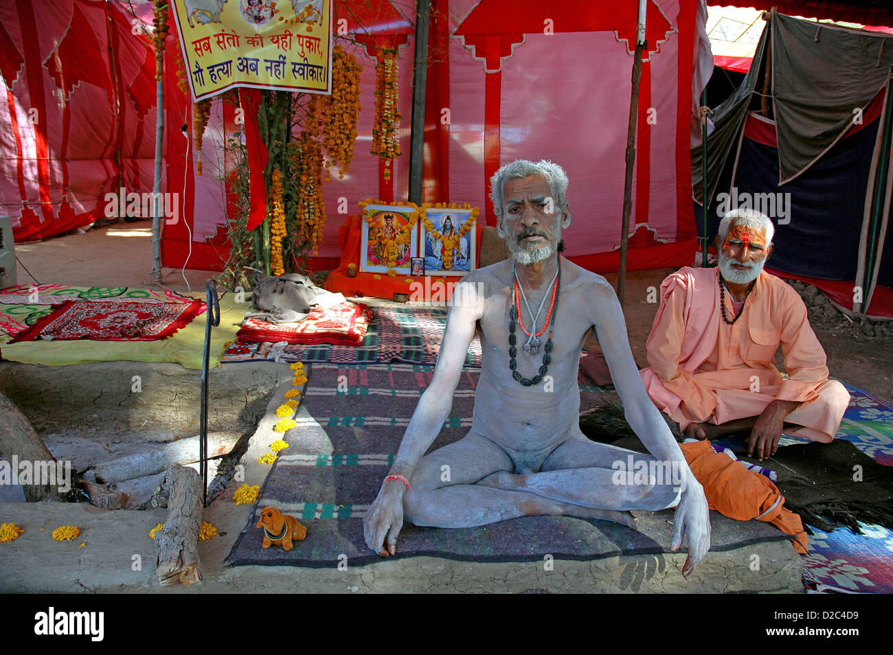Prêtre indien Sadhu assis en méditation avec son Disciple Banque D'Images