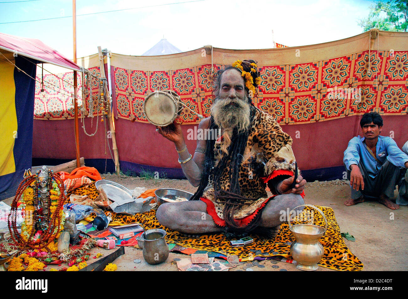 Prêtre Indien Sadhu Jouer Instruments Musique tambour à main Damroo Banque D'Images