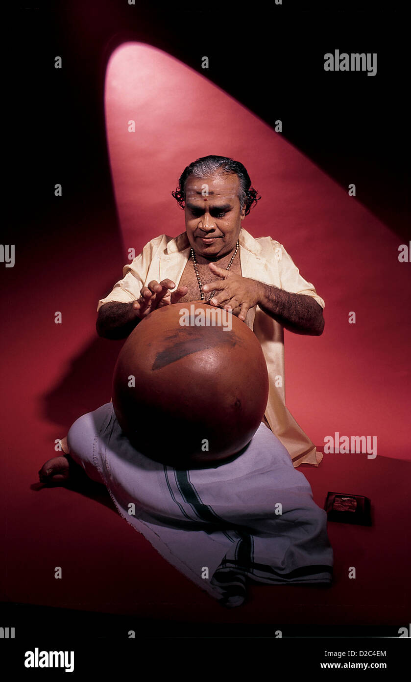 Musicien indien jouant des instruments de musique de percussion en concert Ghatam, Inde Banque D'Images