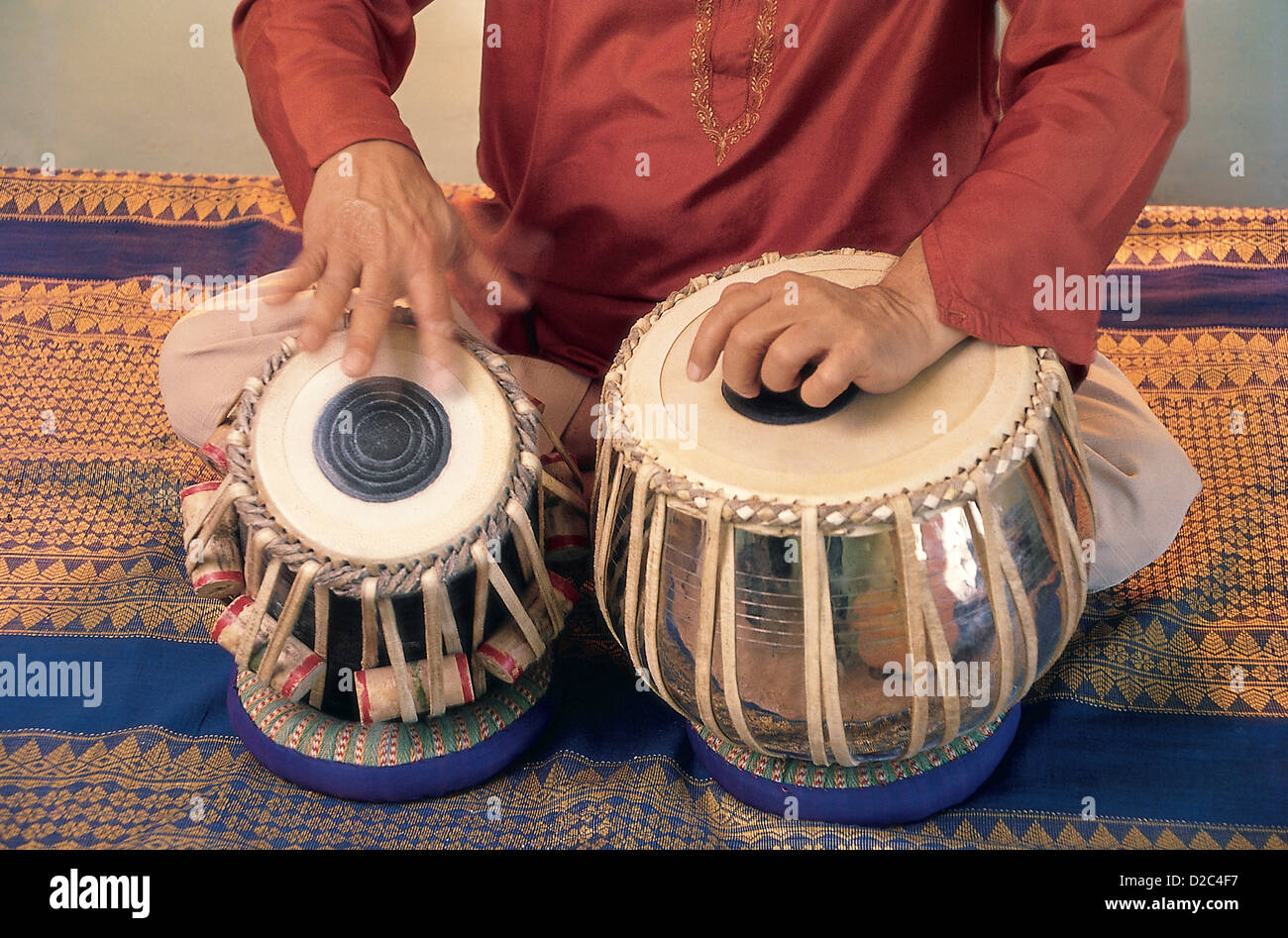 Musicien jouant tabla indien Banque D'Images