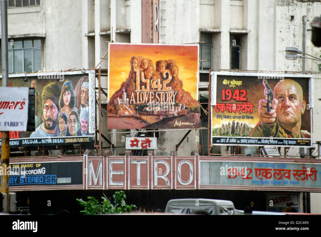Affiche de film de 1942 Une histoire d'amour à Metro Theatre, Bombay Mumbai, Maharashtra, Inde Banque D'Images