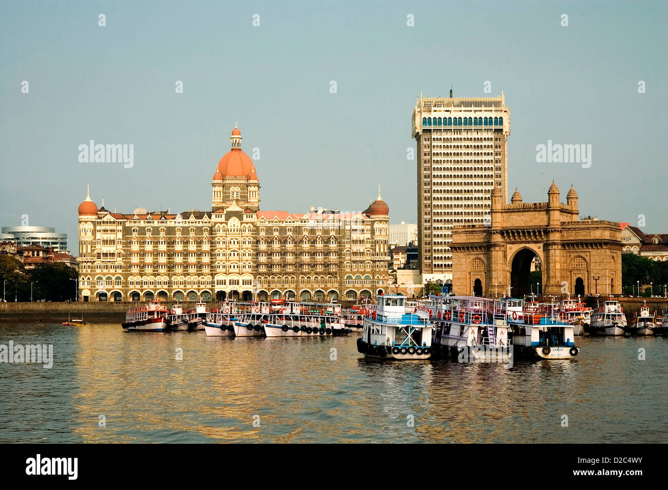 Vue depuis la mer d'Oman de Taj Hôtel Intercontinental et porte de l'Inde au Apollo Bunder, Bombay Mumbai, Maharashtra, Inde Banque D'Images