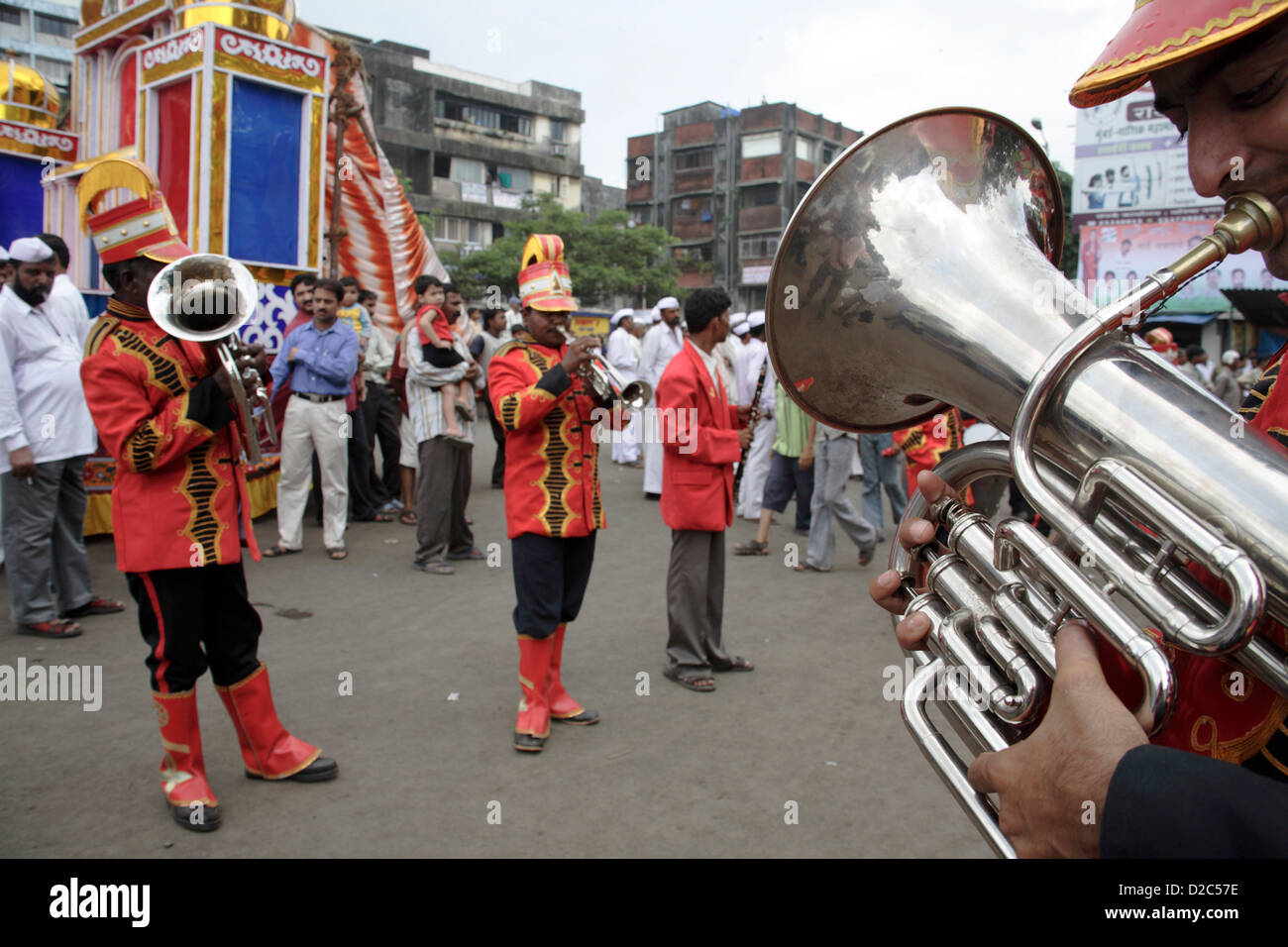 L'euphonium jouer musicien dans un groupe, au cours d'une procession religieuse en Inde Banque D'Images
