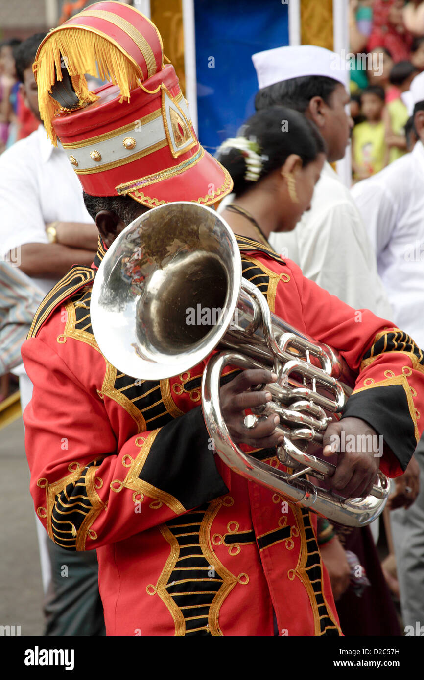 L'euphonium jouer musicien dans un groupe, au cours d'une procession religieuse en Iindia Banque D'Images