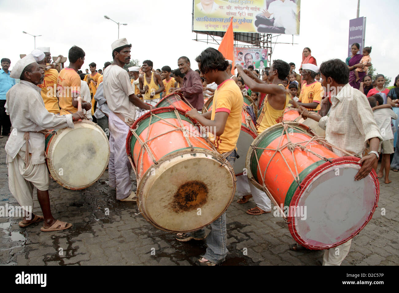 Les hommes à jouer de la batterie pendant la procession religieuse d'Amba Devi de arrivée à Tembhi Kalwa Naka, Thane, Maharashtra, Inde Banque D'Images