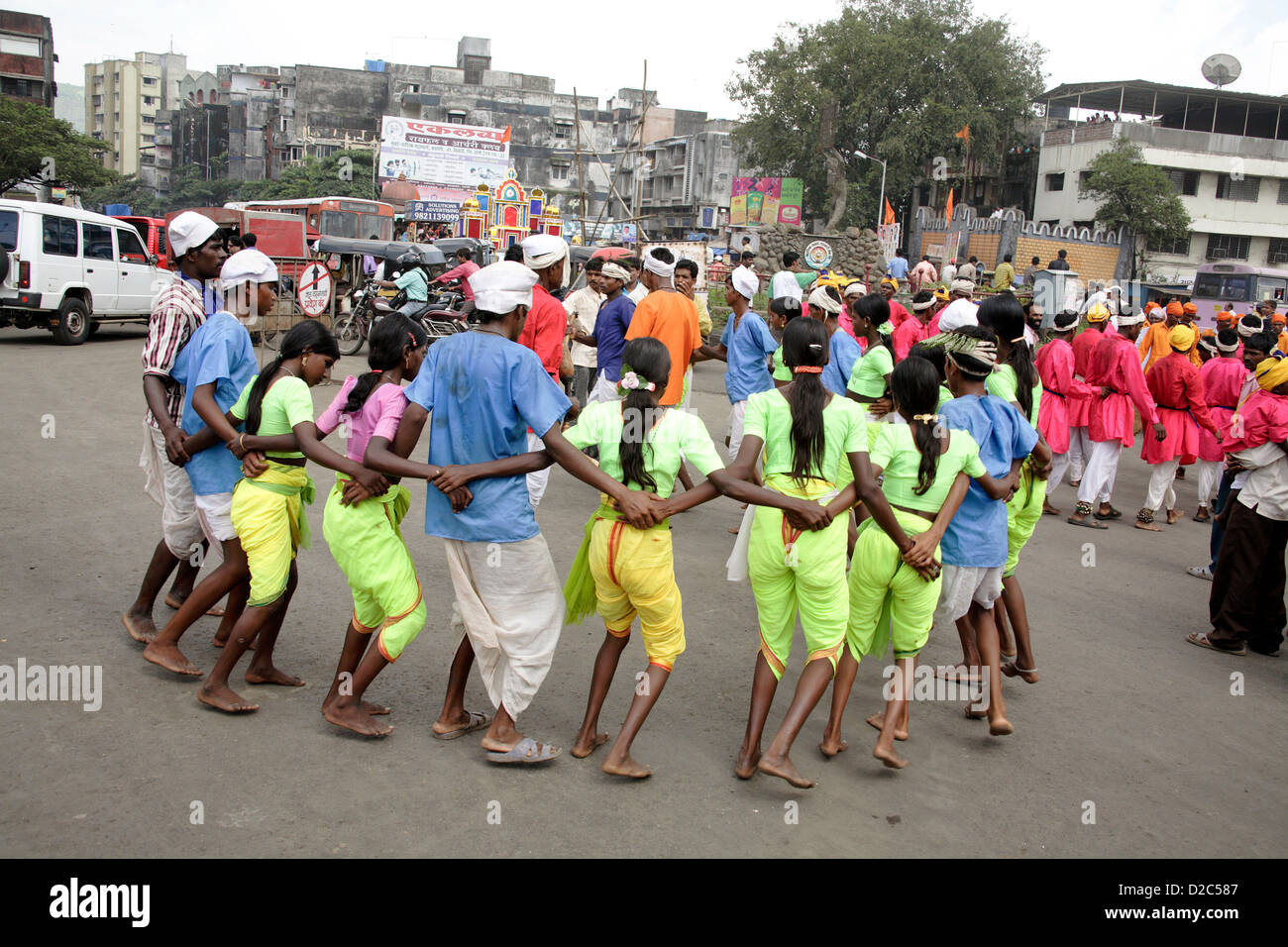La danse Tribal Warli sur route au cours de procession religieuse Déesse Amba Devi Arrivée Kalwa Naka Tembhi Thane Maharashtra Inde Banque D'Images
