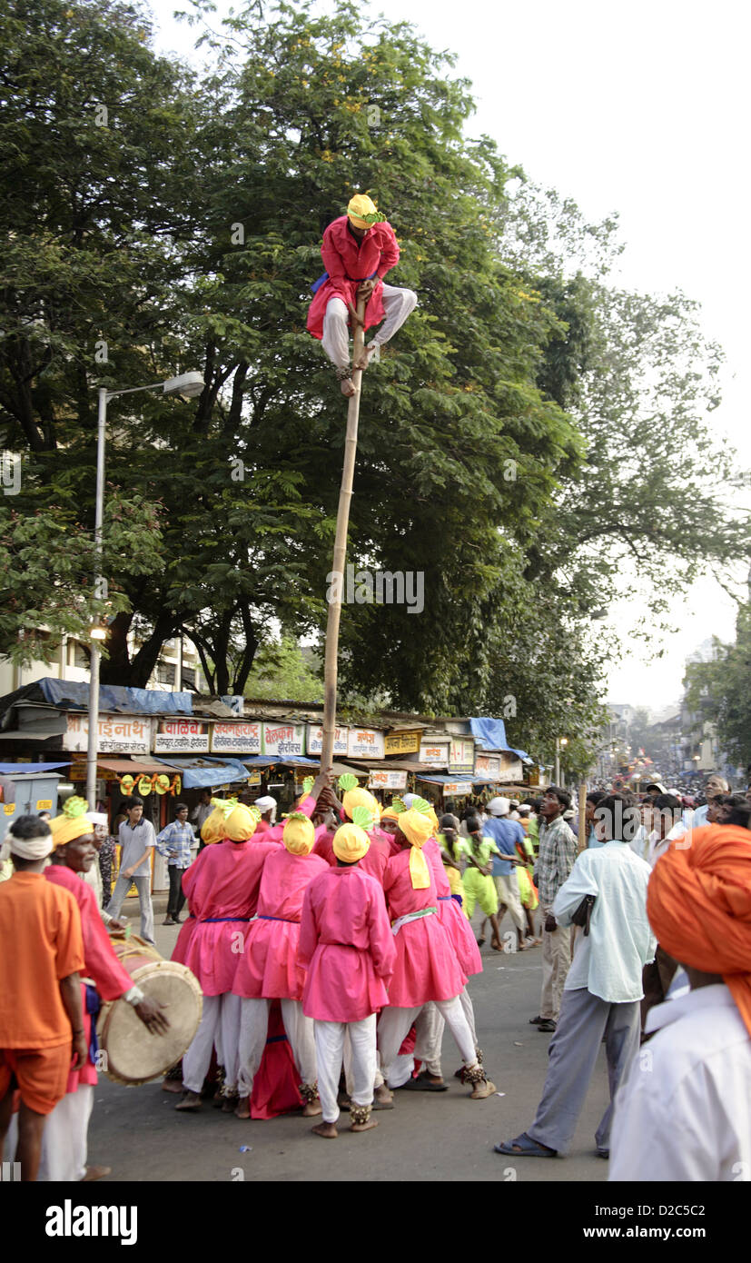 Acrobaties sur scène Mokhada Adivasi Drum Beats lors de procession religieuse Naka Thane Maharashtra Inde Cour, Banque D'Images