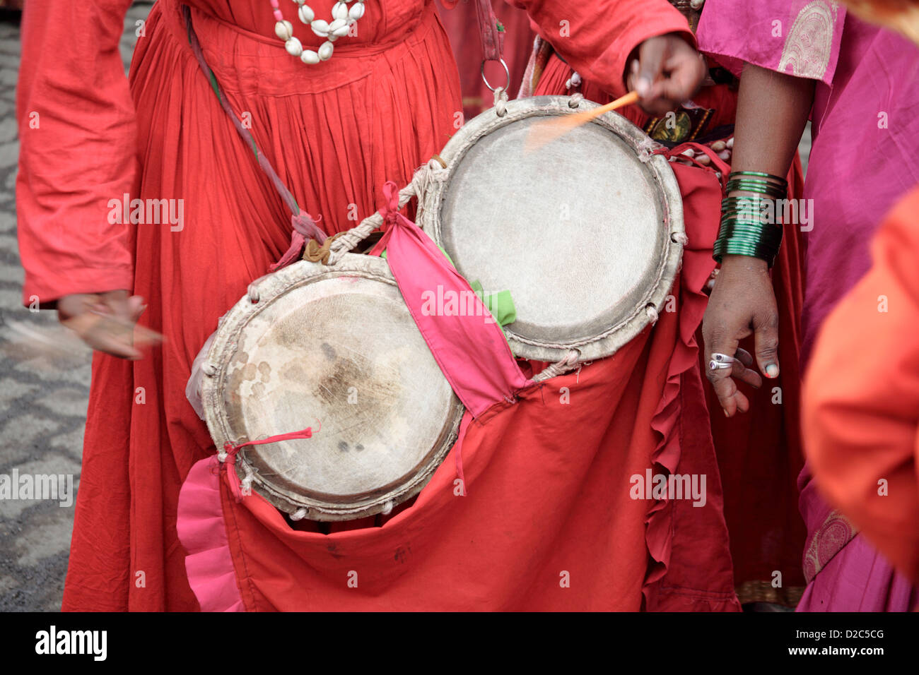 District Shanghai Gondhali à jouer de la batterie lors de Procession Déesse Amba Devi Kalwa Naka Tembhi Thane Maharashtra Inde Banque D'Images