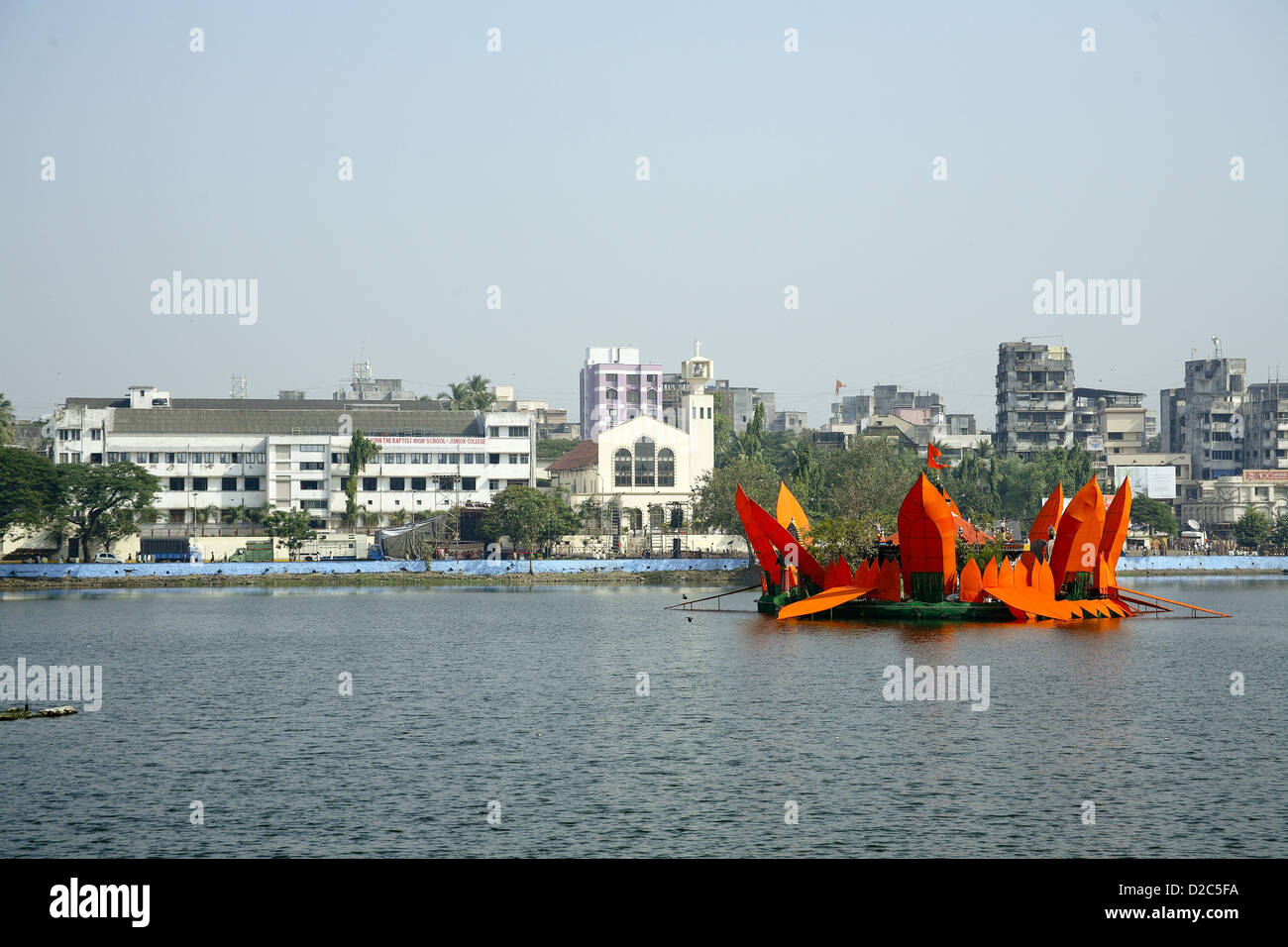 L'homme a fait Lotus Orange entourant Mahadev Mandir En Masunda Lac Saint Jean Baptiste l'Église pendant le Festival Thane Thane Banque D'Images