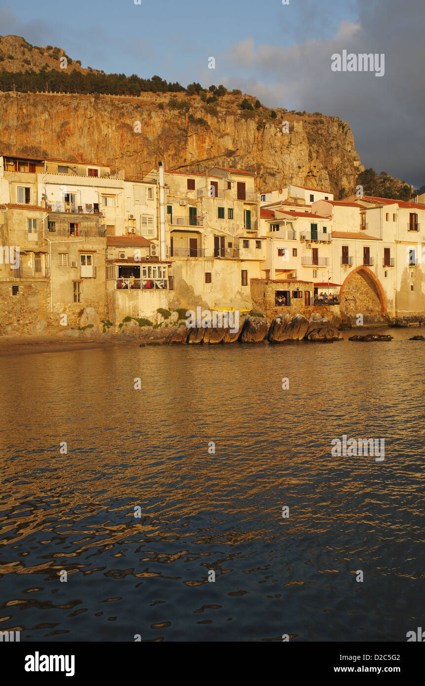 La vieille ville de Cefalù et du port au coucher du soleil, Sicile, Italie Banque D'Images