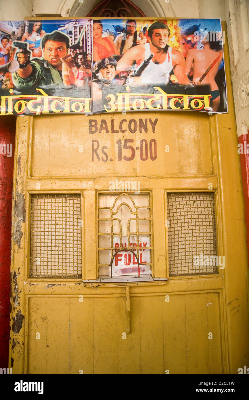 La fenêtre jaune de la Billetterie du balcon Bombay Mumbai, Maharashtra, Inde Banque D'Images