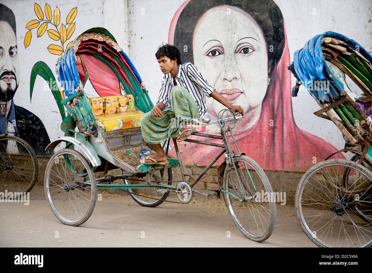 Zia Ricksha Rickshaw Puller attendent des passagers à la peinture murale de l'homme ...