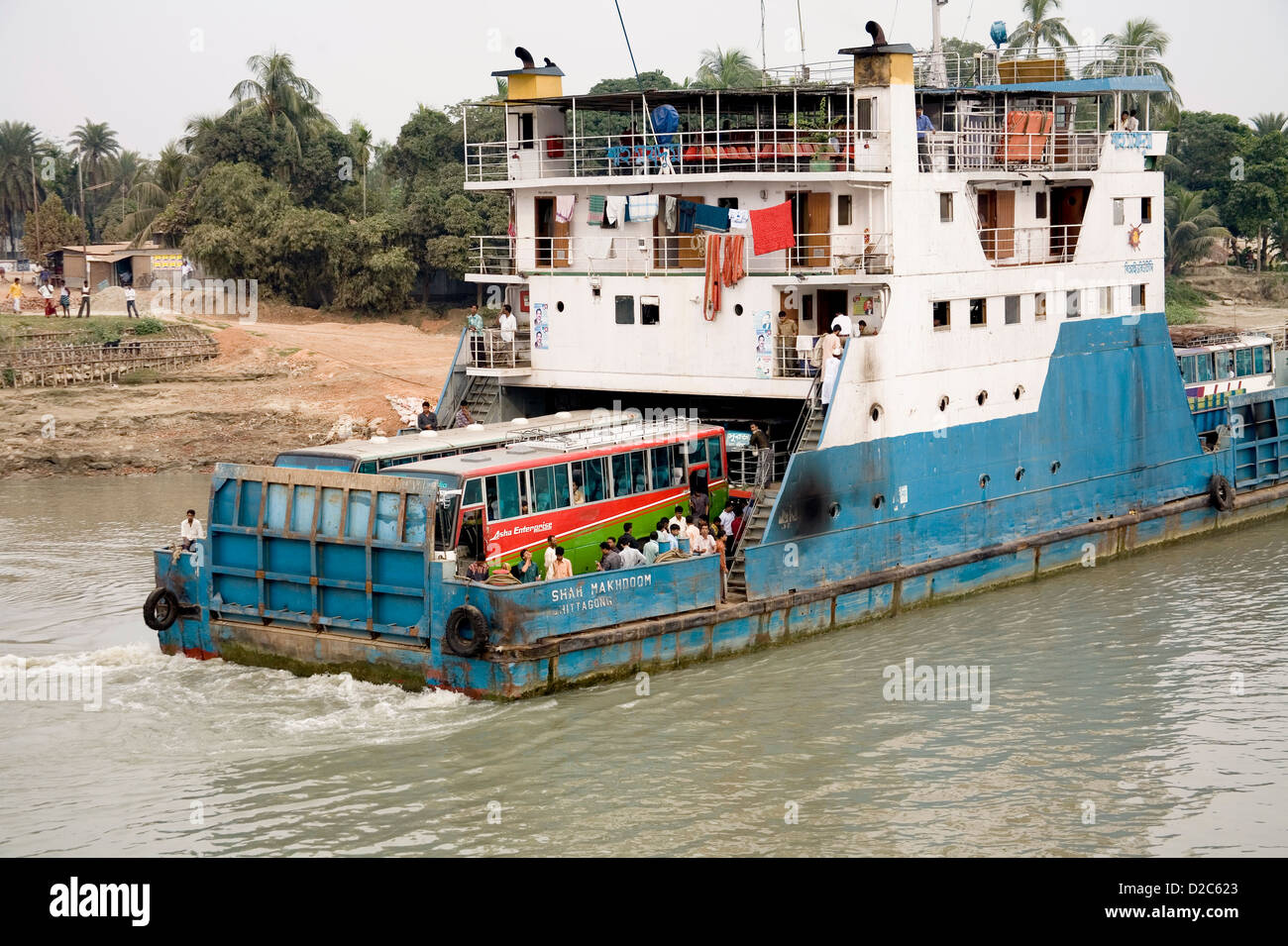 Big Motor Yacht traversant la rivière Padma, Bangladesh Banque D'Images