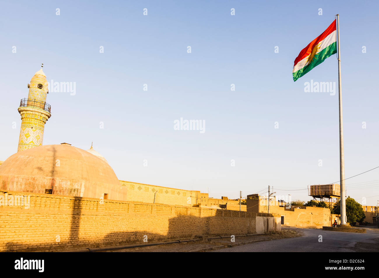Mulla Afandi Mosquée et drapeau kurde au centre de la citadelle d'Erbil, Irak, Kurdistan Banque D'Images