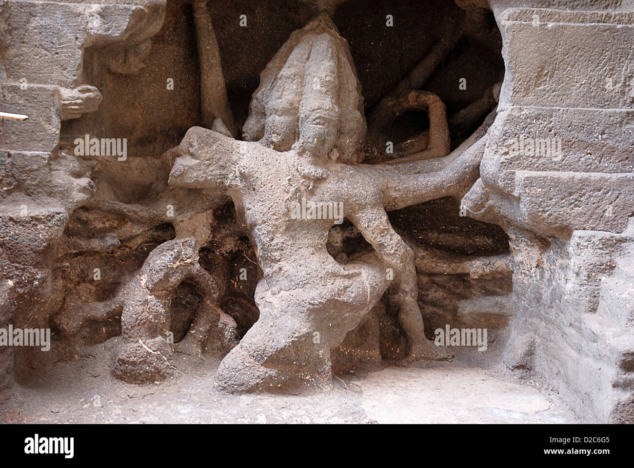 Statues de démon Ravana contrarier Dieu Shiva dans le ciel la caverne n°16 Temple, Kailash, Ellora, Aurangabad, Maharashtra, Inde Banque D'Images