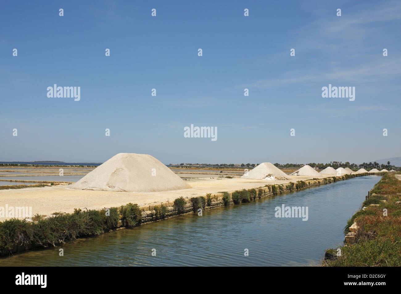 Salt Flats sur la route du sel entre Trapani et Marsala, Sicile, Italie Banque D'Images