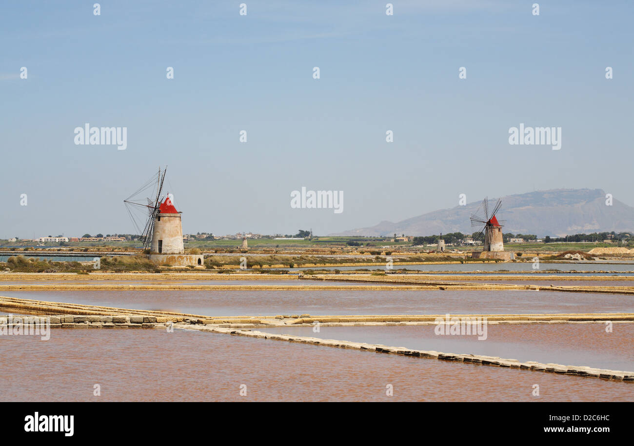 Salt Flats sur la route du sel entre Trapani et Marsala, Sicile, Italie Banque D'Images