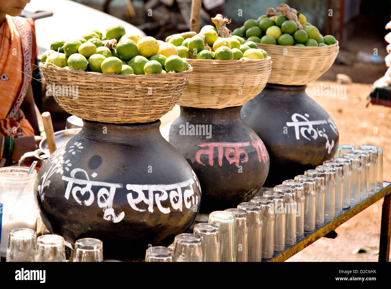 Jus de citron Lait de beurre à vendre Seigneur Shankar Temple Bhimashankar Un douze Jyotirlingas Pune Maharashtra Inde Banque D'Images