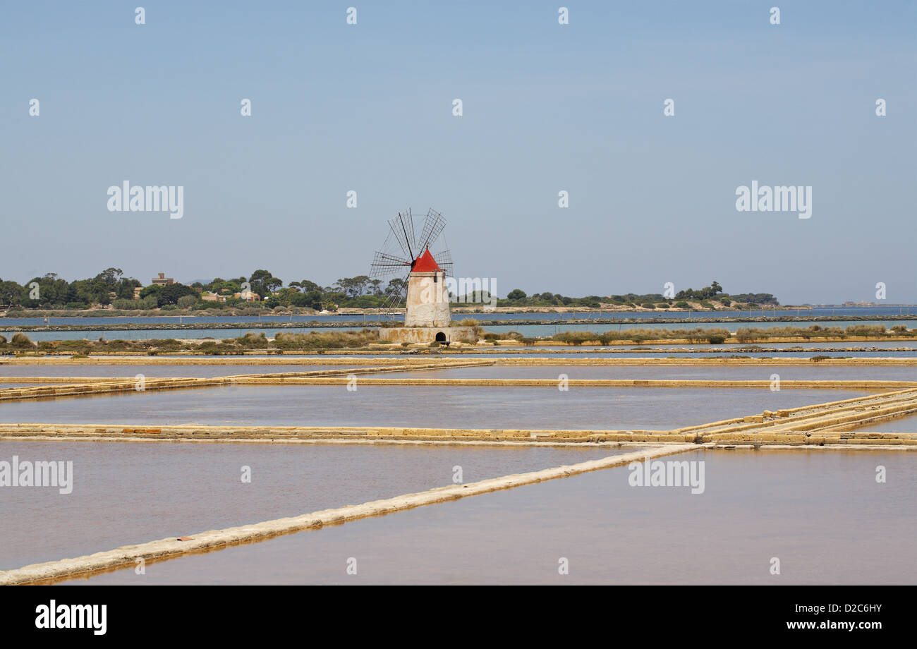Salt Flats sur la route du sel entre Trapani et Marsala, Sicile, Italie Banque D'Images