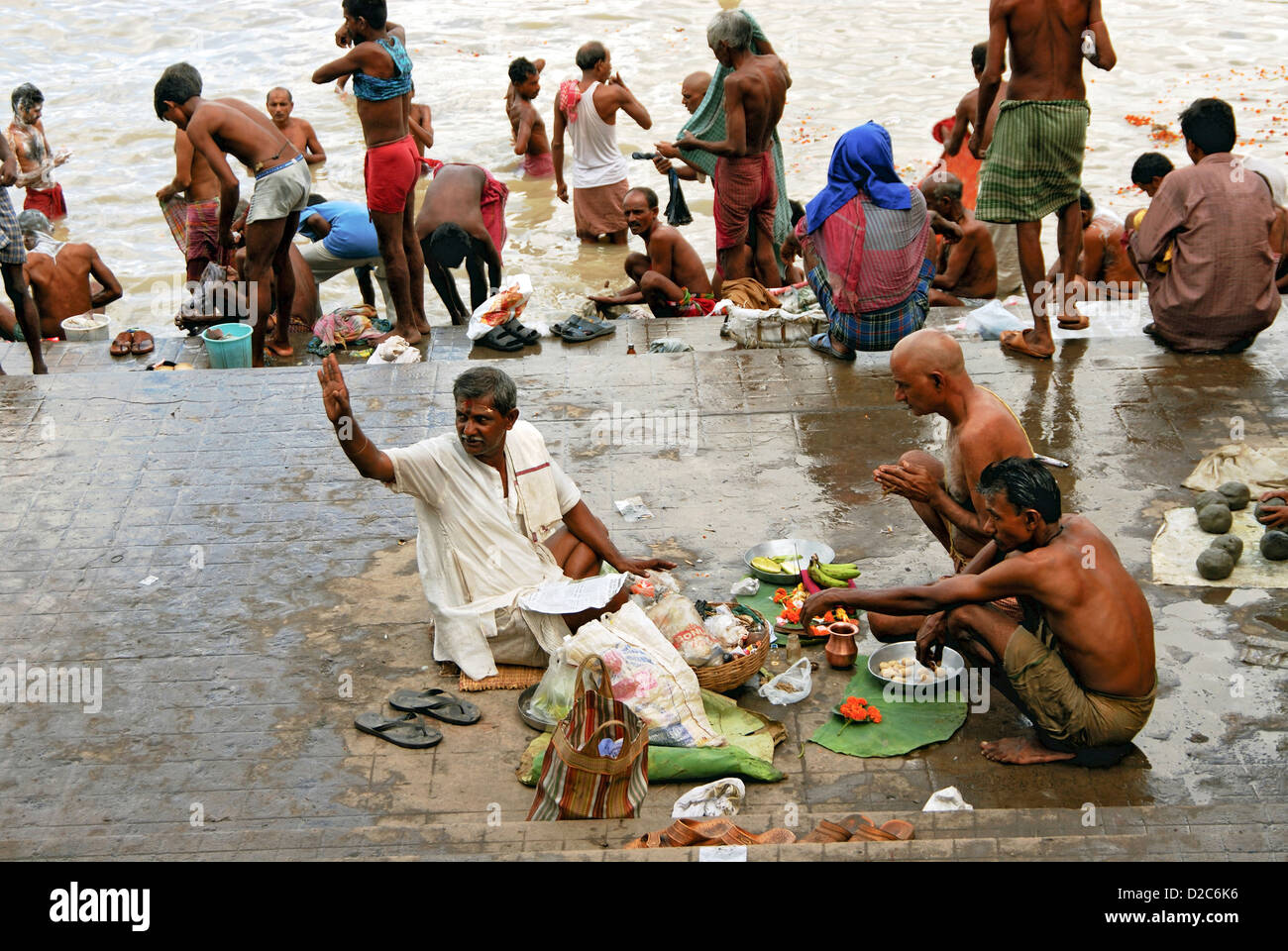 Un rituel hindou traditionnel à Howrah Bridge, Calcutta, West Bengal, India Banque D'Images