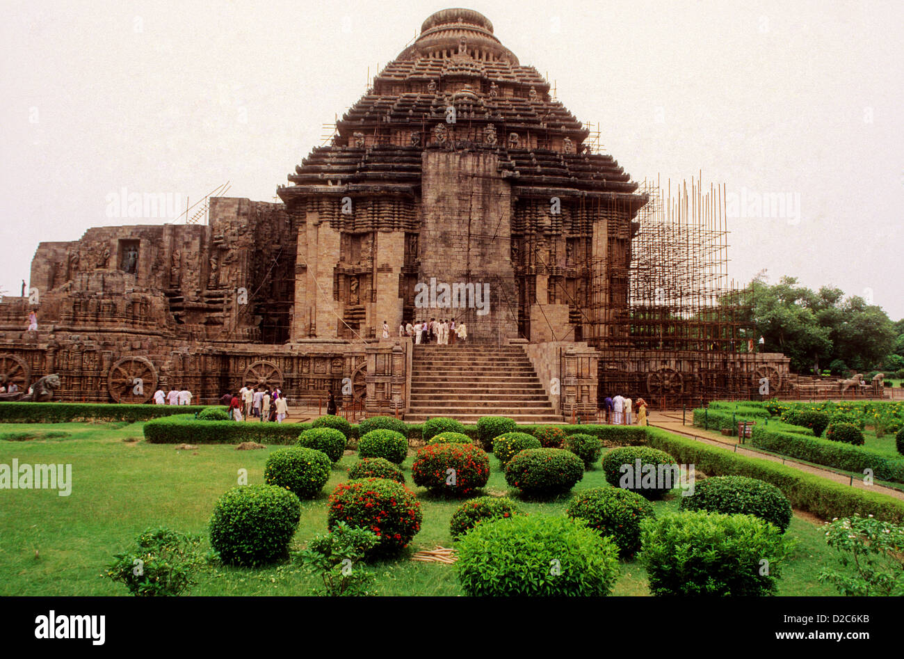Escaliers d'accès du Temple du Soleil de Konarak avec jardin verdoyant à Orissa, Inde Banque D'Images