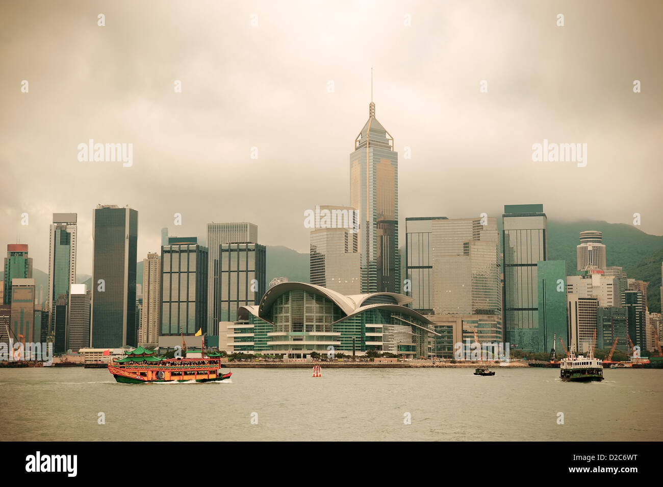 Horizon de Hong Kong avec des bateaux dans le port de Victoria dans ton jaune. Banque D'Images