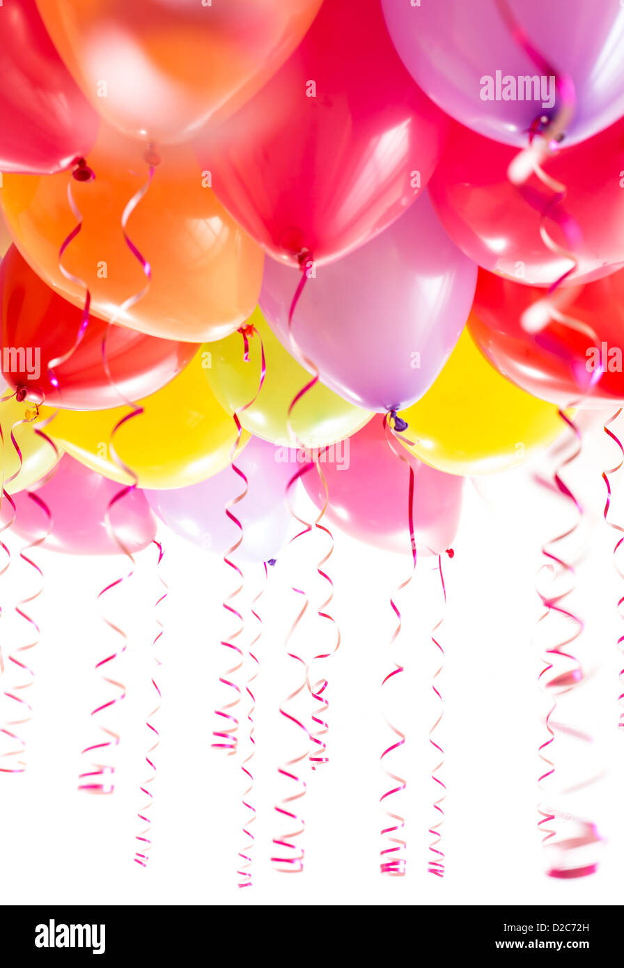Ballons avec banderolles pour anniversaire célébration isolé sur fond blanc Banque D'Images