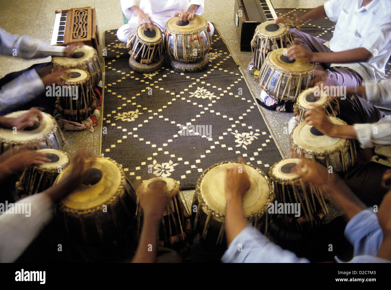 L'Inde. Les personnes qui apprennent à jouer le tabla, un instrument Classique indienne Banque D'Images