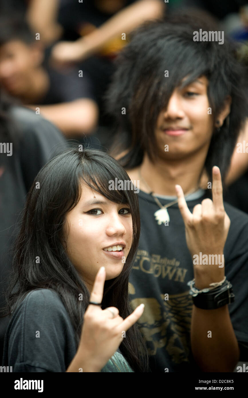 Les adolescents en attente de l'ouverture d'un club d'assister à un concert de rock, à Bangkok, Thaïlande Banque D'Images