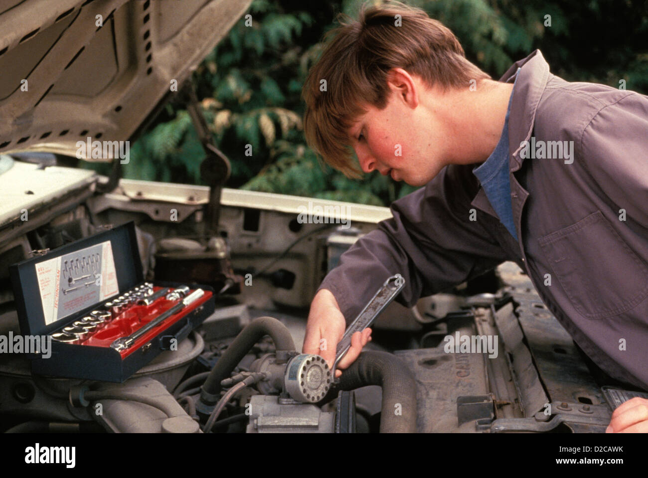 Homme travaillant sur le moteur de voiture Banque D'Images