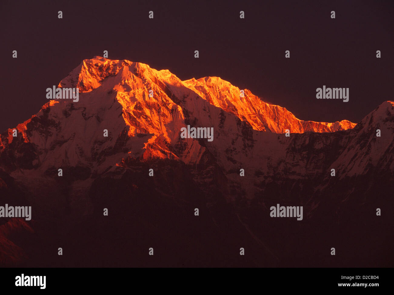 Le Népal. Le Hiunchuli pic de la gamme Annapurna Sud Himalayans Banque D'Images