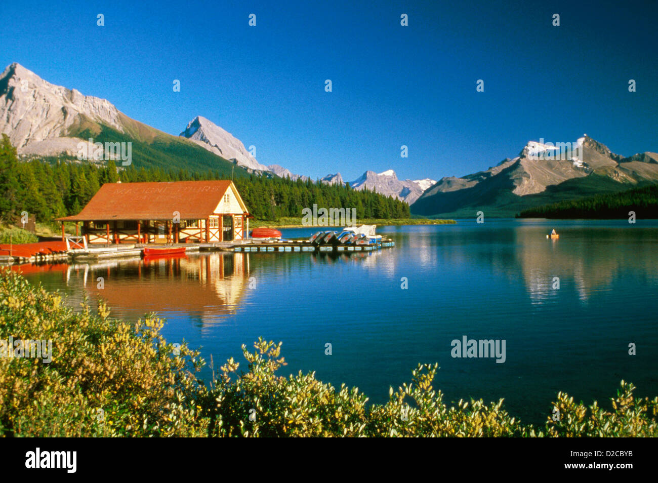 Le Canada, l'Alberta, Jasper. Maison Bateau sur le lac Maligne. Rocheuses Canadiennes. Banque D'Images