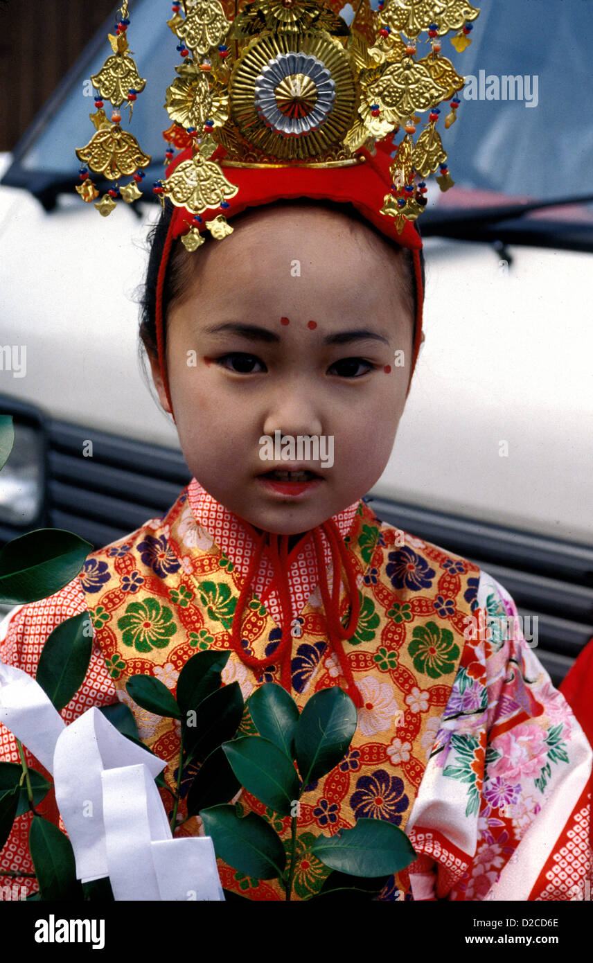 Le Japon, Takayama. Girl Wearing Costume traditionnel au festival en plein air. Banque D'Images
