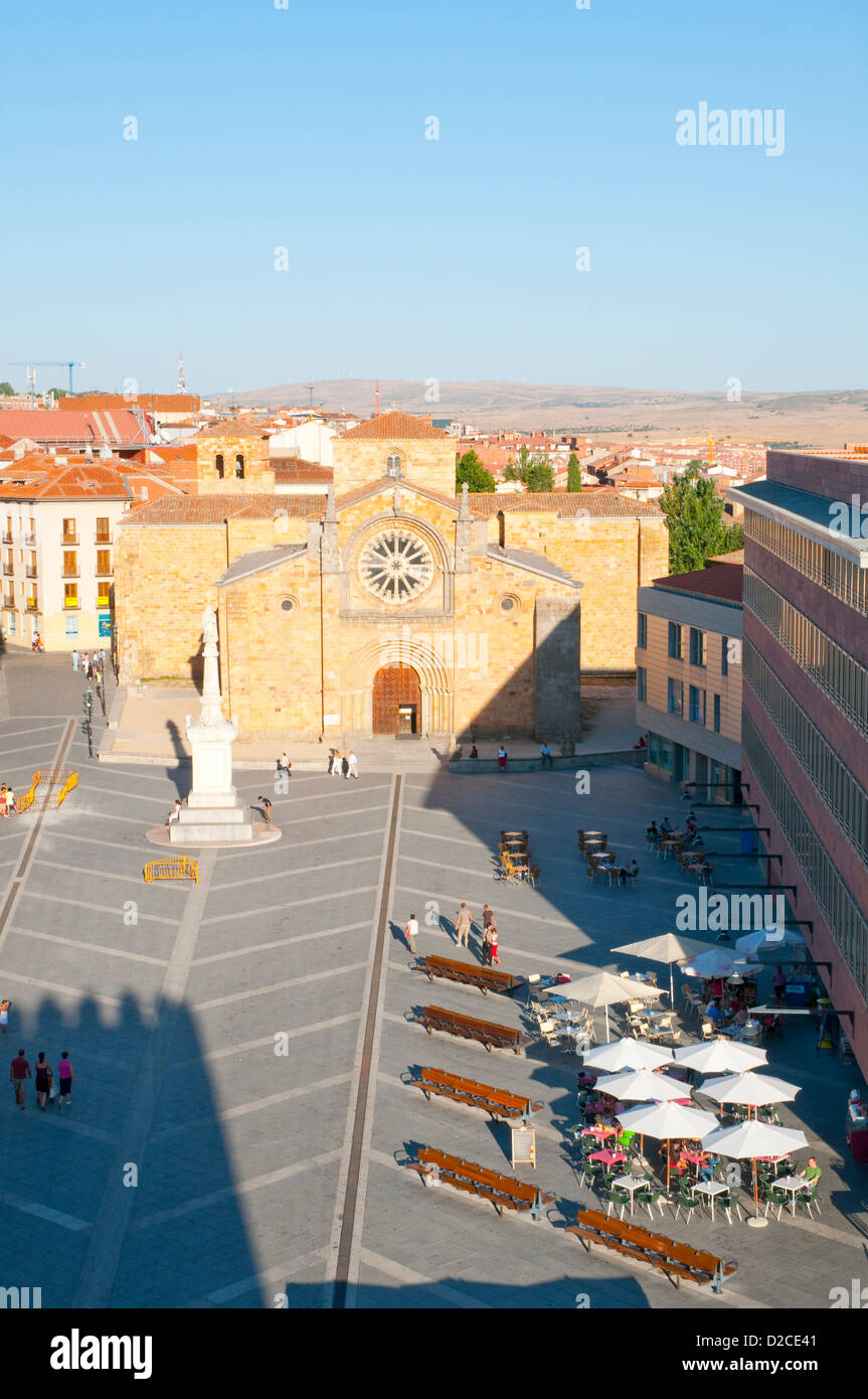 Santa Teresa Square, vu du mur de la ville. Avila, Castilla Leon, espagne. Banque D'Images