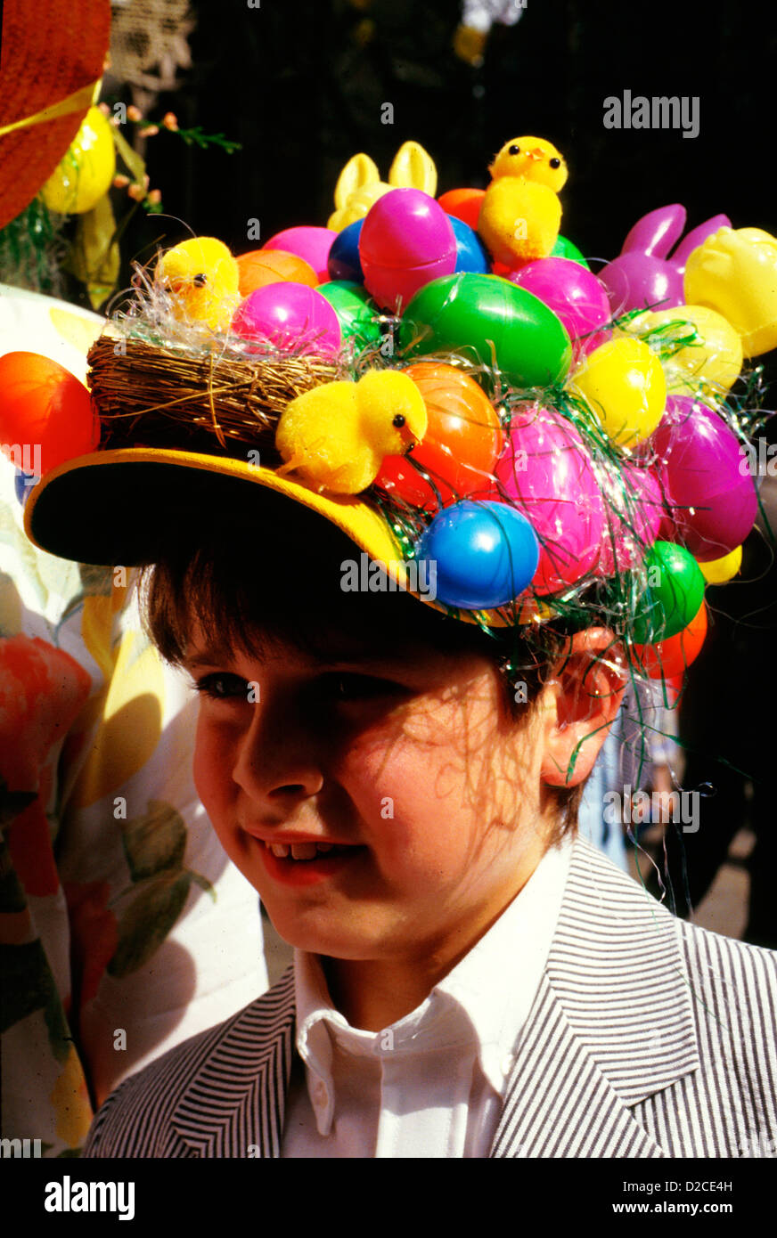 La ville de New York. Boy at Easter Parade portant chapeau décoratif. Banque D'Images