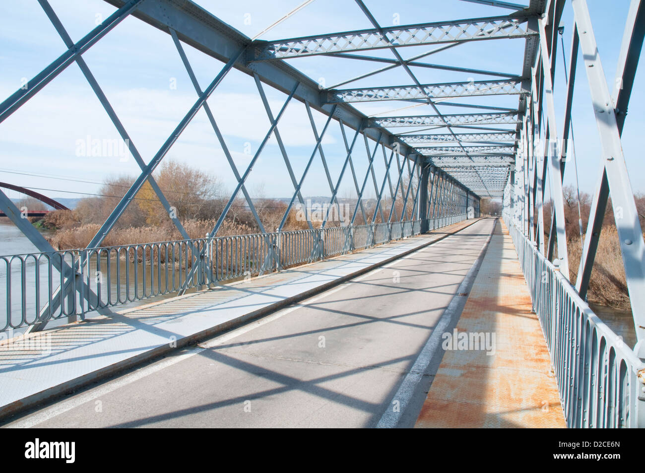 Pont en fer au-dessus de la rivière Jarama. Titulcia, province de Madrid, Espagne. Banque D'Images